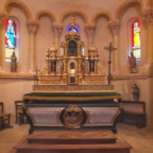 Le choeur de l'église et le retable baroque
